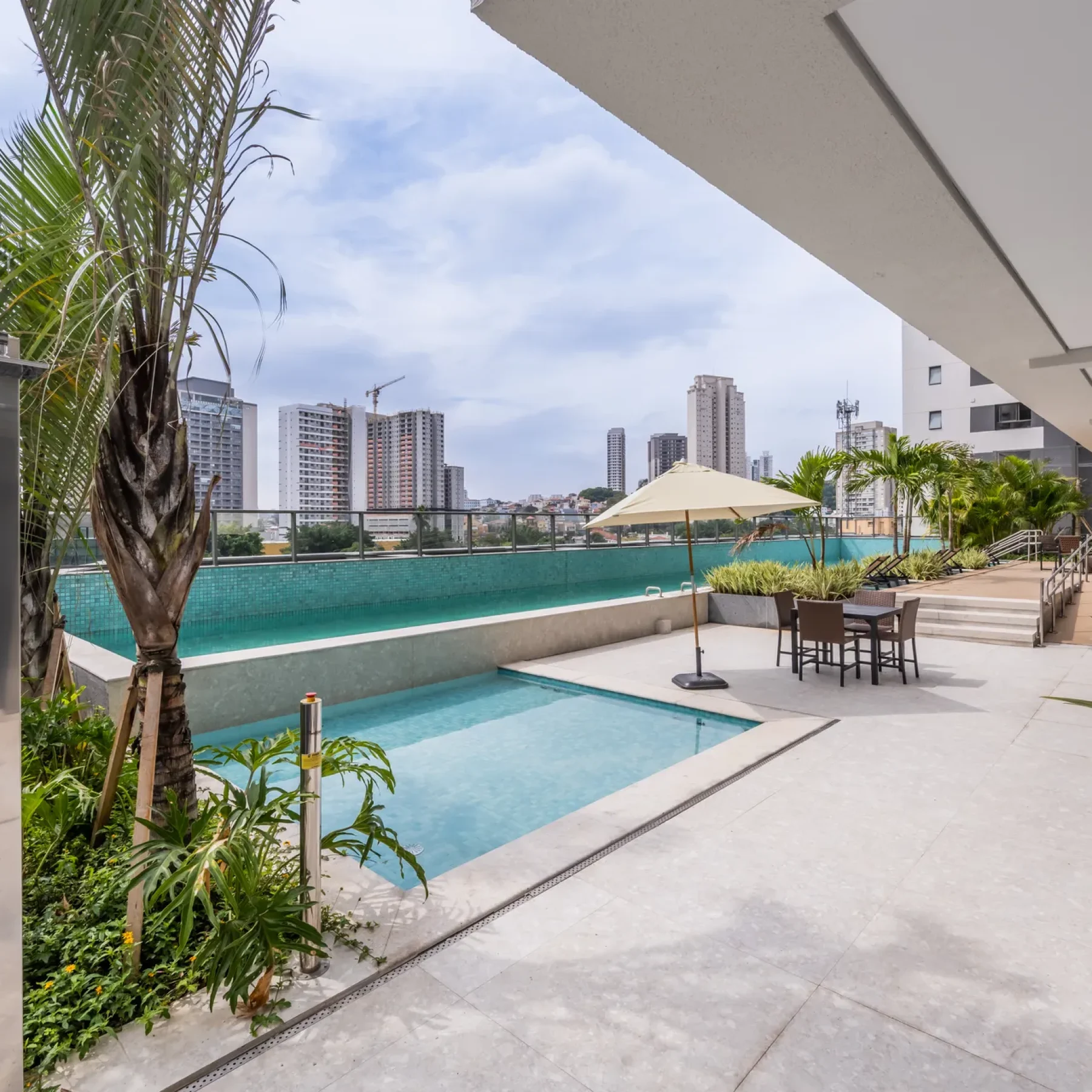 PISCINA ADULTO COM DECK MOLHADO_3